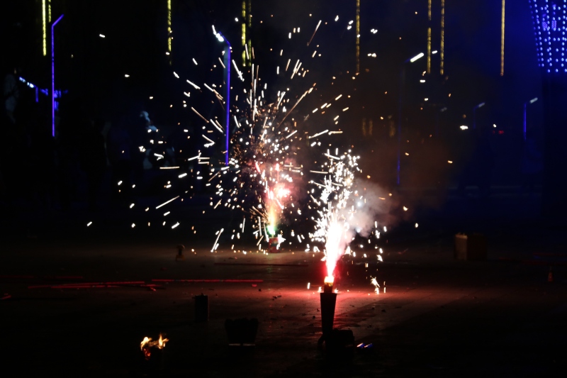 烟花 过年 场景 大年初一 小孩 童年 