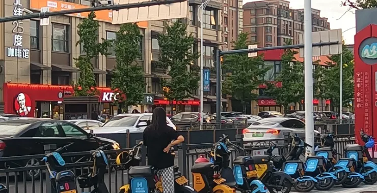 马路公共交通汽车电动车小蓝车哈喽单车肯德基KFC餐饮