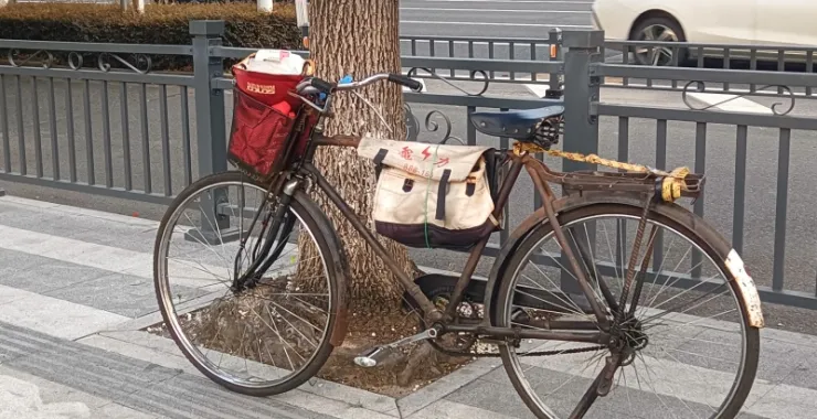 马路老式怀旧复古交通工具自行车
