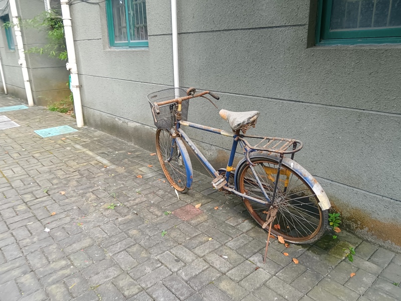 小区住宅交通工具老式怀旧复古废旧自行车