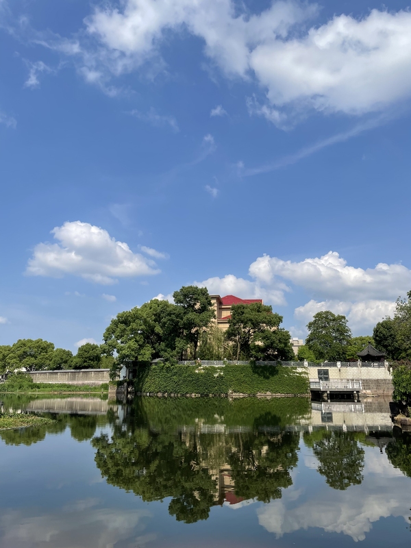 湖景别墅风景景色游玩公园蓝天白云绿色绿化春天