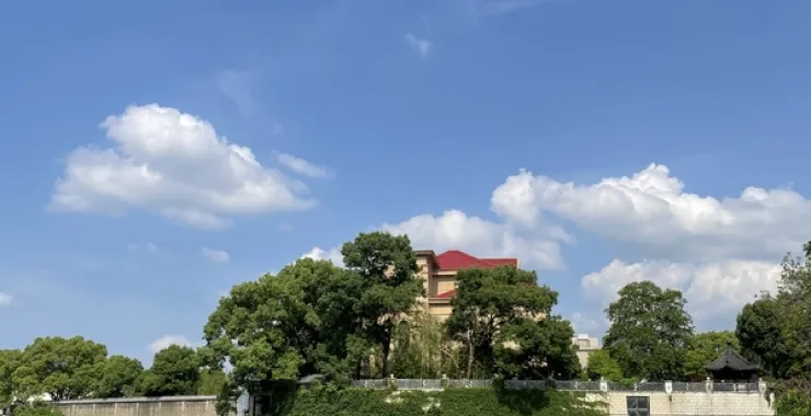 湖景别墅风景景色游玩公园蓝天白云绿色绿化春天
