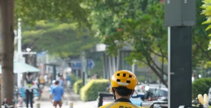 深圳街头外卖小哥街景城市