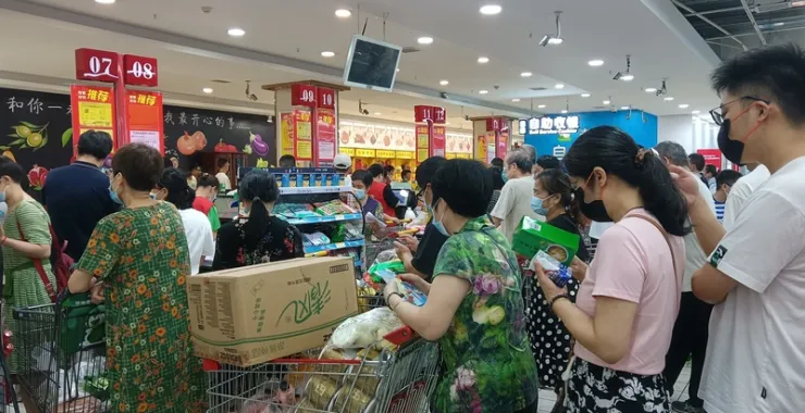 夏季夏天家家福超市促销商品活动排队现场付款结算客流人群购物车