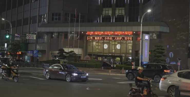 余姚夜晚街头电瓶车汽车交通车流