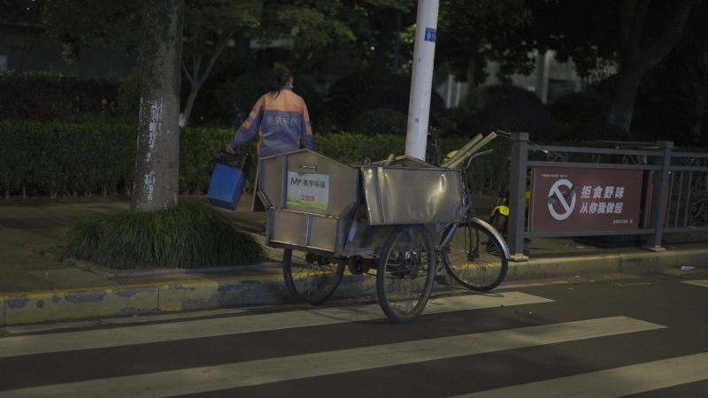 夜晚街头环卫工打扫卫生保洁扫地