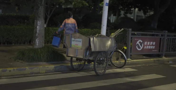 夜晚街头环卫工打扫卫生保洁扫地
