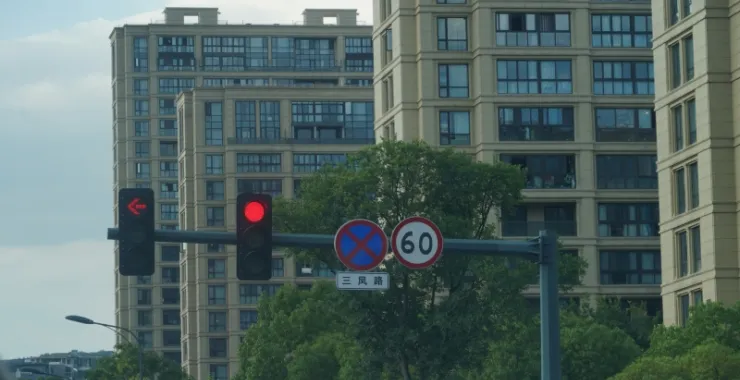 红绿灯高楼街头房子建筑交通信号灯