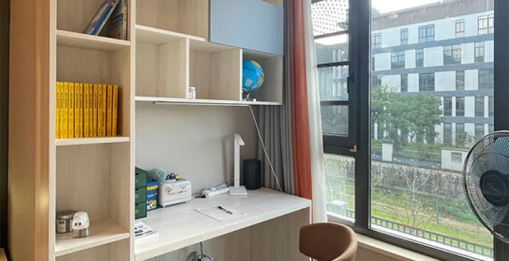 现代风探家卧室书桌