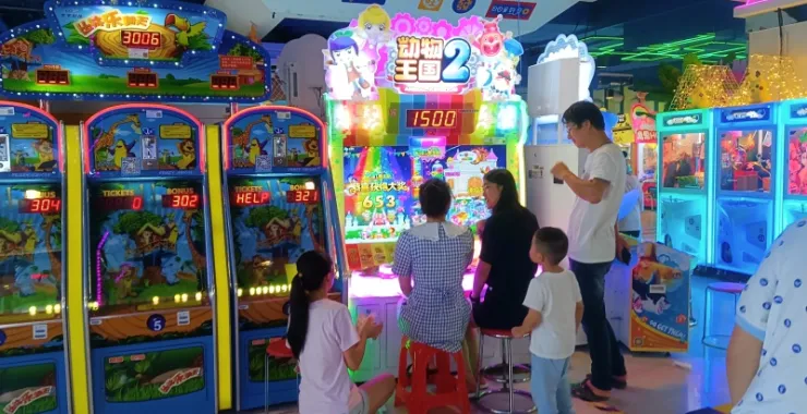 暑假假日假期亲子儿童娱乐场所游玩趣味游戏机