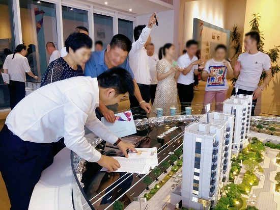 紫贵苑售楼处营销中心人群购房看房买房沙盘