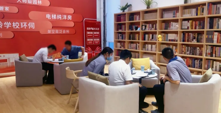 售楼处人群看房买房购房交谈