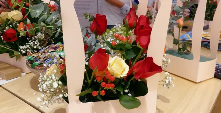 鲜花插花手拎花花束玫瑰装饰礼物活动