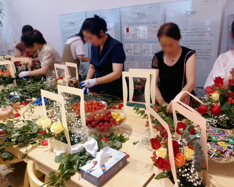 鲜花插花活动现场妇女花束礼物节日