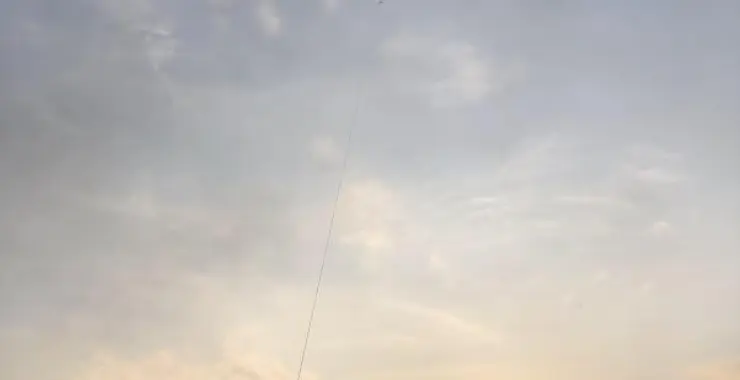 放风筝亲子游玩天空夕阳晚霞广场操场