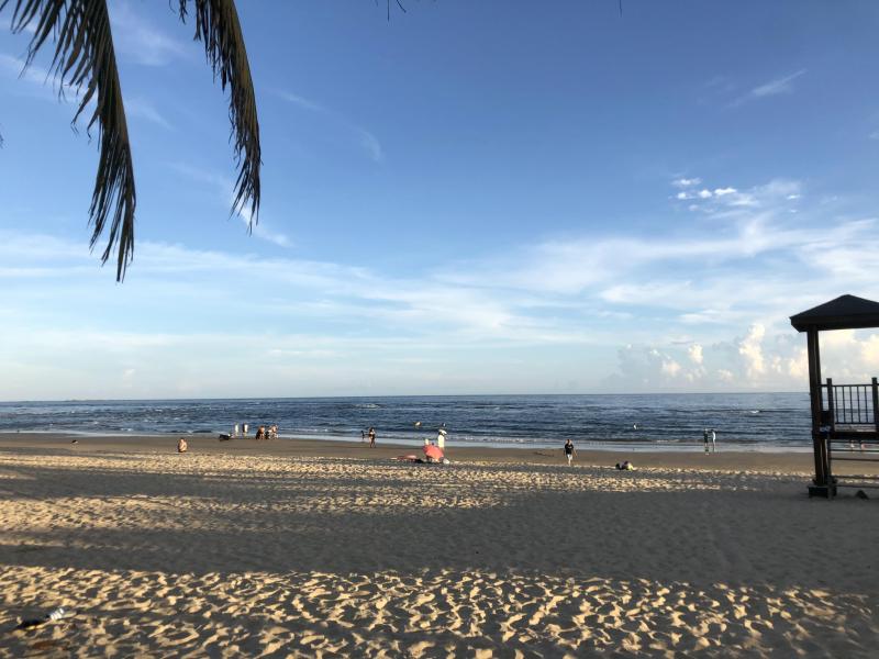 夏天沙滩海滩出游背景海边亲子游玩