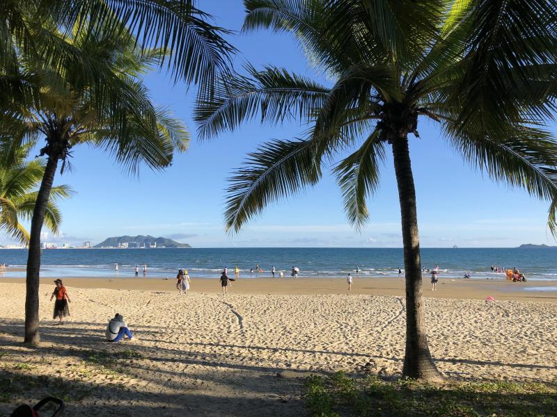 夏天沙滩海滩出游背景海边亲子游玩