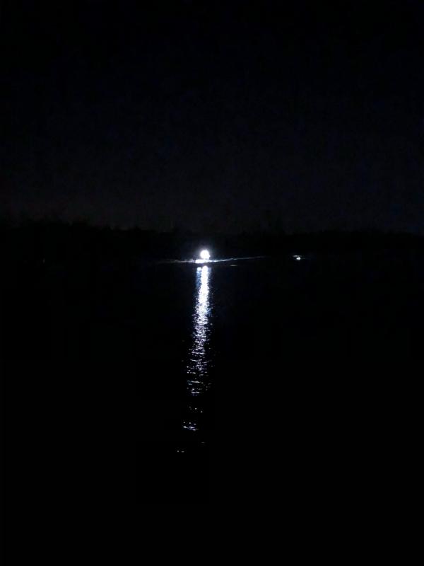 夜晚海上捕捞抓鱼灯光