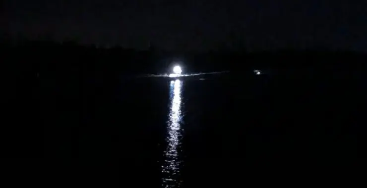 夜晚海上捕捞抓鱼灯光