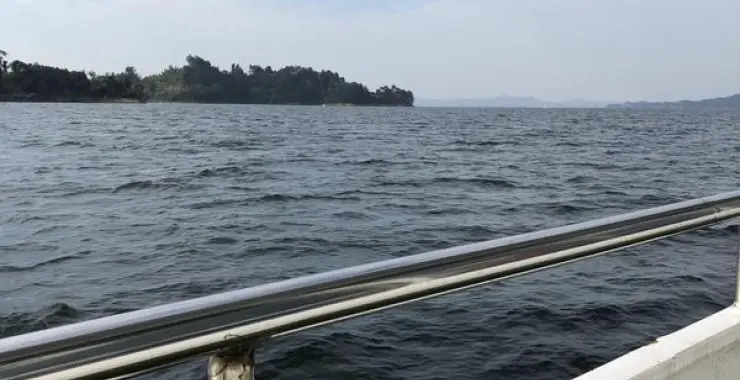 坐船游览千岛湖