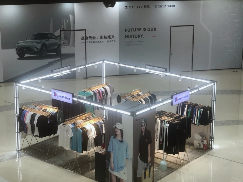商场展厅品牌服装售卖卖场衣服特价活动