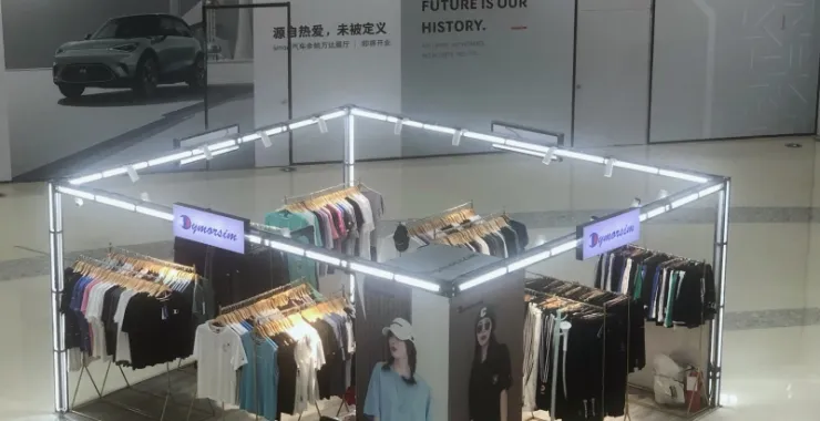 商场展厅品牌服装售卖卖场衣服特价活动