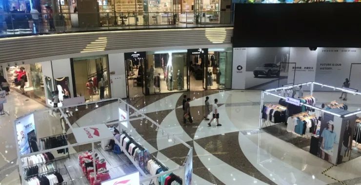 广场商场商铺店铺综合体展厅服装服饰逛街体闲