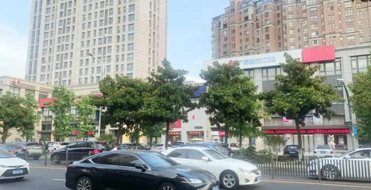 余姚四明西路马路车辆汽车公共交通