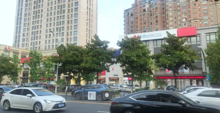 余姚四明西路马路车辆公共交通汽车