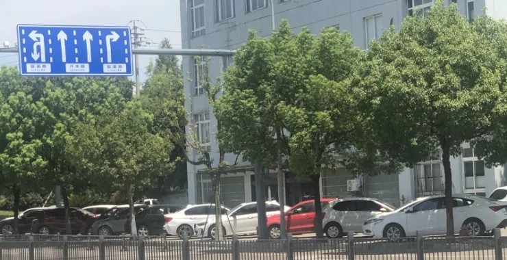 公共交通车辆马路停车指示牌私家车