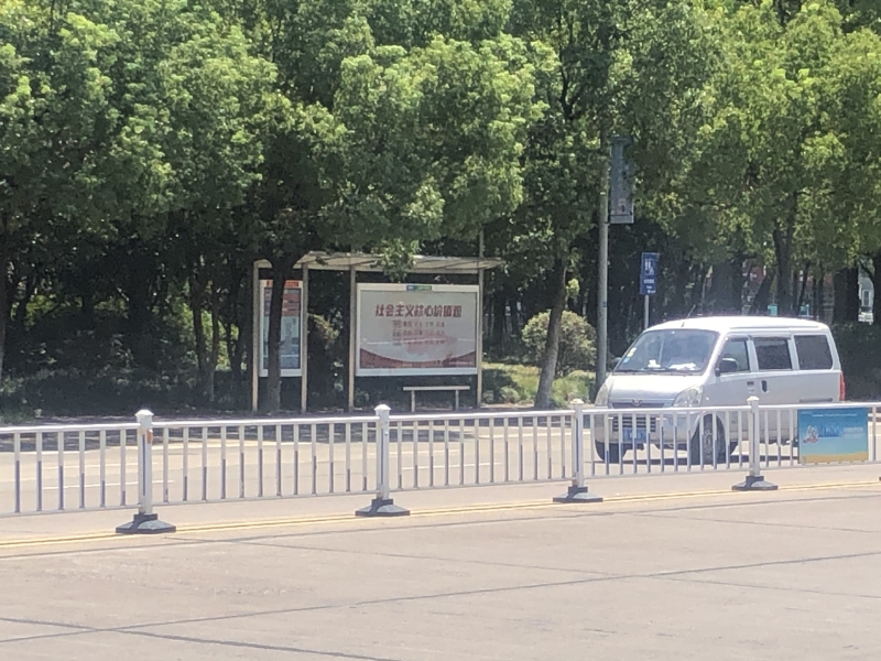 公共交通车辆马路私家车公交车站