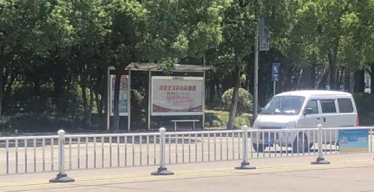 公共交通车辆马路私家车公交车站