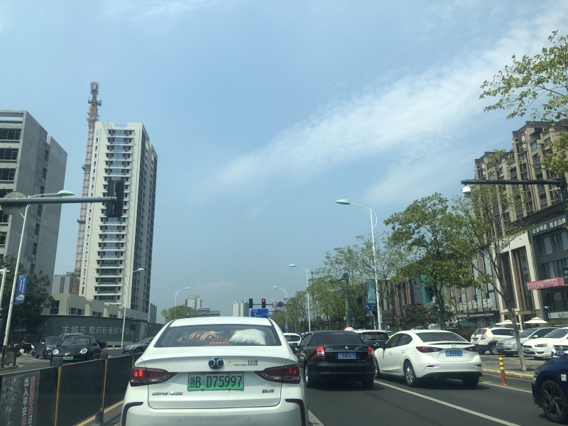 马路公共交通蓝天汽车私家车堵车