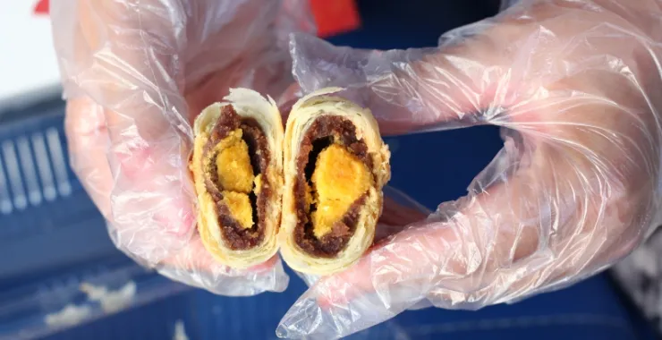 蛋黄酥切开细节图美食