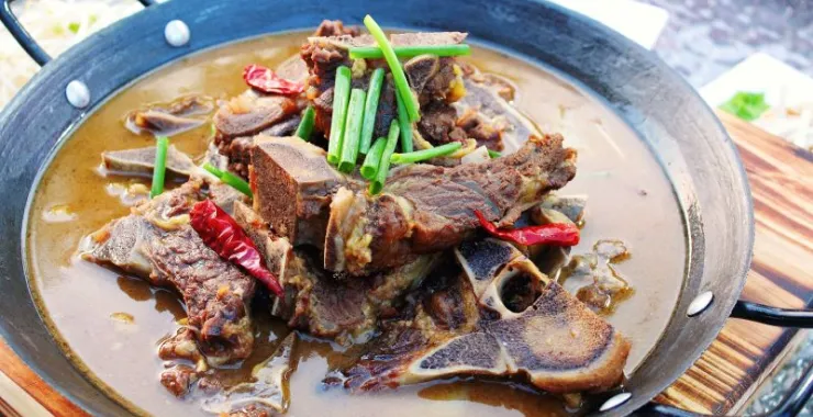 牛骨头铁锅烧烤牛味美食麻辣