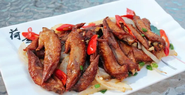 油炸鸡尖美食辣椒麻辣小吃