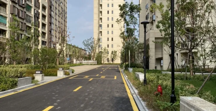 夏日小区的样子马路道路住宅楼道楼房
