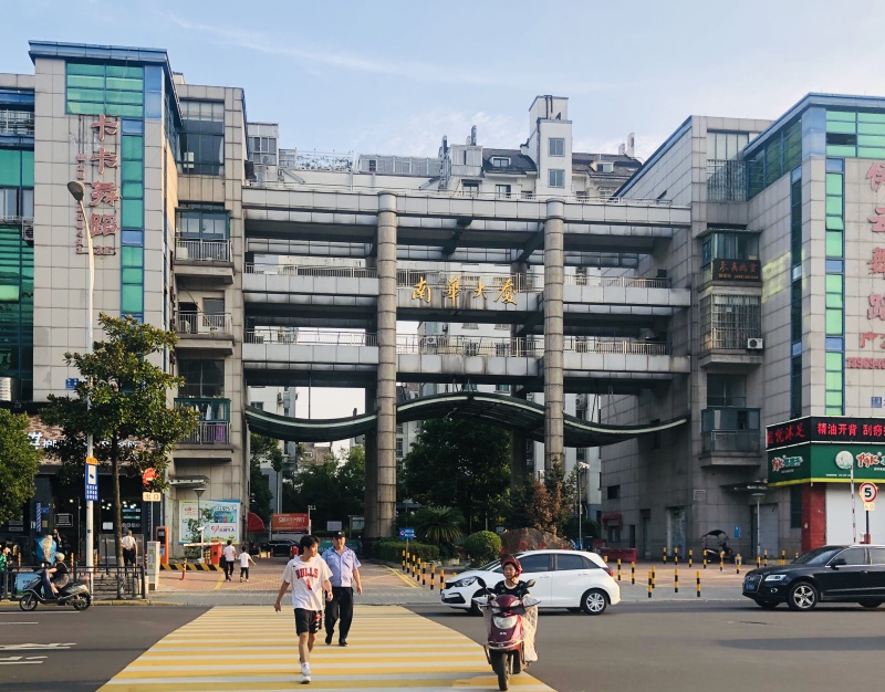 余姚四明西路马路人行道南华大厦车辆交通行人