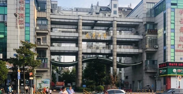 余姚四明西路马路人行道南华大厦车辆交通行人