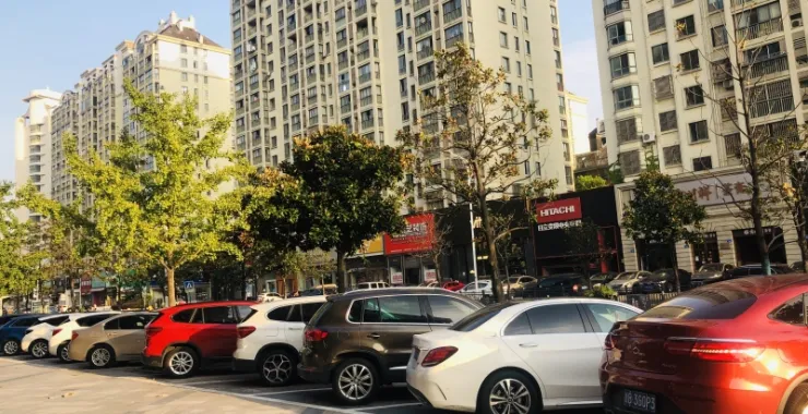小区高楼店面汽车车辆停车场