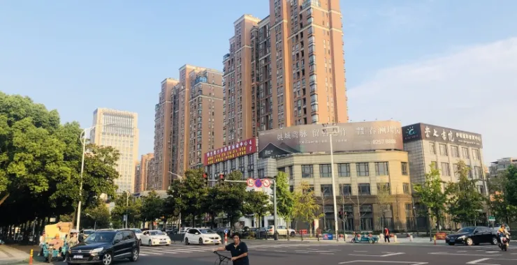 马路交通十字路口红绿灯车辆城区街景高楼