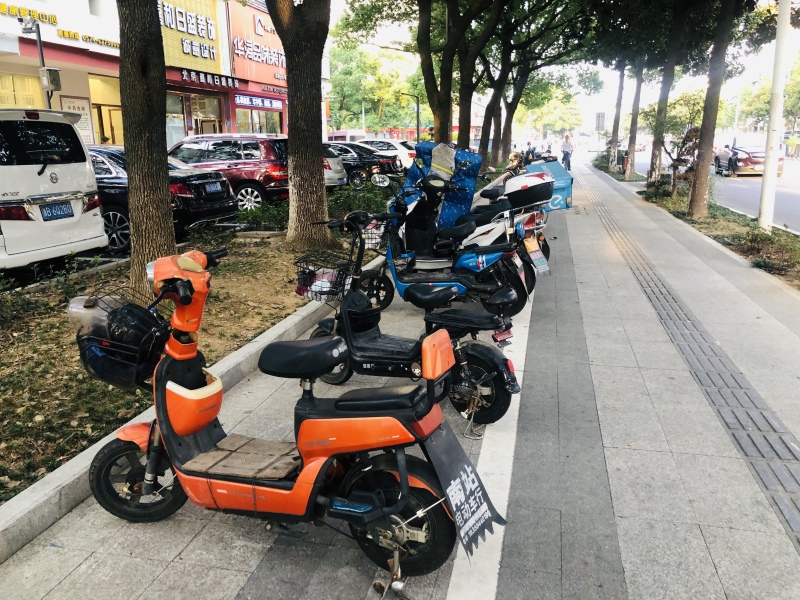 交通共享电动车车辆停放人行道