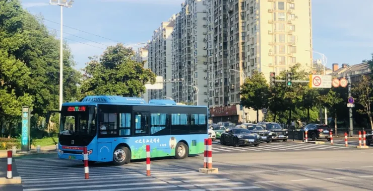 十字路口车辆公交车马路交通城市高楼城区街景