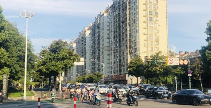 马路十字路口交通车辆红绿灯城区道路街道汽车摩托车