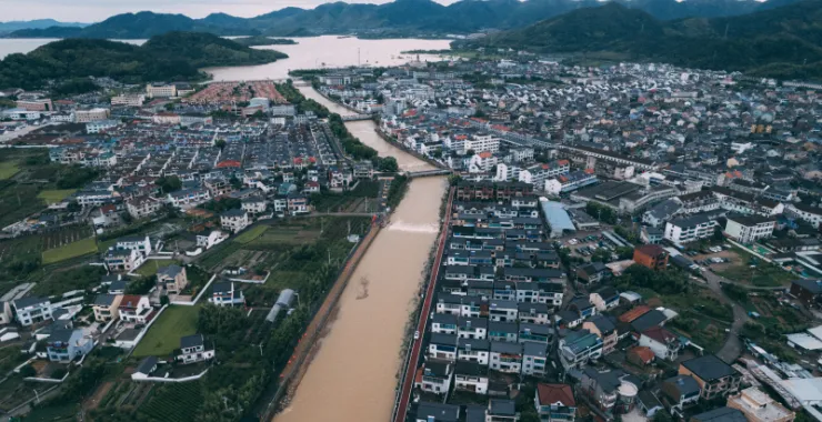 余姚台风过后淹水农村河道淹没灾害群山
