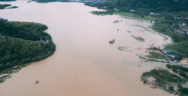 余姚台风过后淹水农村河道淹没灾害群山