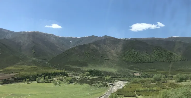 草原高山青海旅游景区景点草地辽阔风景打卡
