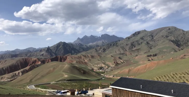 青海风情旅游景区景点草原草地辽阔群山风景打卡