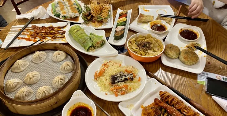 青海特色美食烤串炸串聚餐美味点心小吃