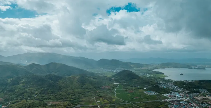 余姚农村乡村全貌山间群山山里俯瞰航拍清晨蓝天白云